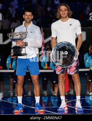 Melbourne, Australia. 29th Jan, 2023. Il campione maschile di Singles NOVAK DJOKOVIC di Serbia e il secondo classificato STEFANOS TSITSIPAS di Grecia posa per le foto sulla Rod Laver Arena il giorno 14 dell'Australian Open 2023 a Melbourne, Australia. Sydney Low/Cal Sport Media/Alamy Live News Foto Stock