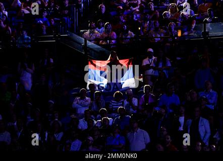 Melbourne, Australia, 29th Jan, 2023. Un fan del giocatore ennis Novak Djokovic serbo detiene una bandiera serba dopo la finale maschile all'Australian Open Tennis Grand Slam di Melbourne Park. Photo credit: Frank Molter/Alamy Live news Foto Stock