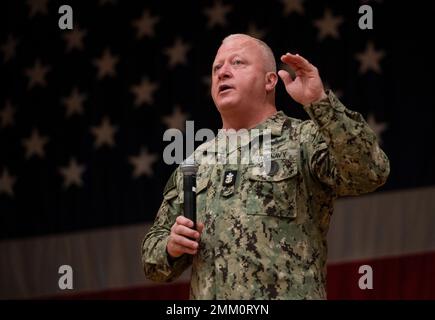 NORFOLK, Virginia (settembre 13, 2022) Master Chief Petty Officer della Marina James Honea parla con i marinai durante una chiamata a mani libere alla Naval Station Norfolk, 13 settembre 2022. Honea ha condotto la sua prima visita alla flotta per rispondere alle domande e discutere le sue priorità di competenza nella lotta alla guerra, sviluppo professionale e del carattere, e qualità della vita. Foto Stock