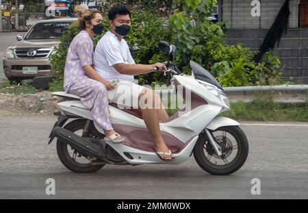 SAMUT PRAKAN, THAILANDIA, 21 2022 MAGGIO, la coppia cavalca in moto per strada. Foto Stock