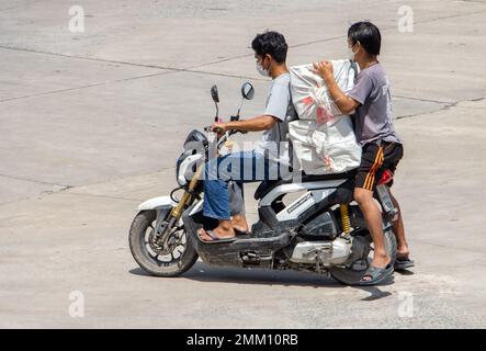 SAMUT PRAKAN, THAILANDIA, ottobre 12 2022, due uomini stanno trasportando un grande carico su una motocicletta Foto Stock