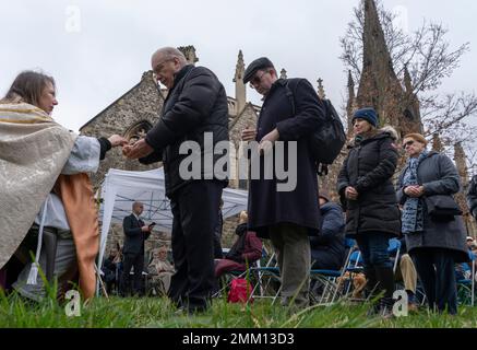 Londra, Regno Unito. 29th Jan, 2023. Vicario della Chiesa di San Marco, St John's Wood, Londra, Madre Kate Harrison, dà comunione ai parrocchiani nel giardino della canonica all'ombra dello scheletro della Chiesa dopo un devastante incendio che ha evaso la Chiesa vittoriana, patrimonio storico, costruita nel 1851, all'inizio della settimana di domenica, Gennaio 29, 2023. Credit: Rob Taggart/Alamy Live News Foto Stock