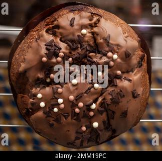 Panettone, una pagnotta italiana di pane dolce, con spolverini di cioccolato, solitamente preparati e gustati per Natale e Capodanno. Foto Stock