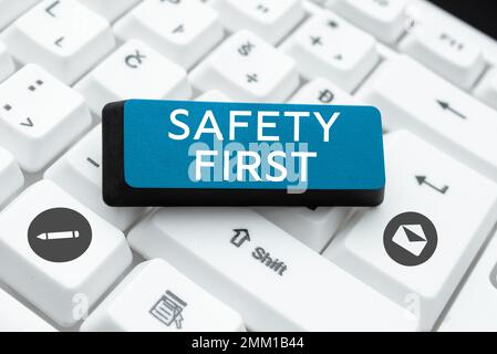 Testo della scrittura prima di tutto la sicurezza. Foto concettuale evitare qualsiasi rischio inutile vivere sicuro prestare attenzione prestare attenzione Foto Stock
