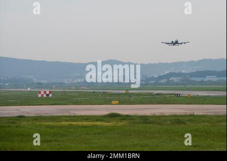 Un Thunderbolt II a-10C assegnato allo Squadrone dei combattenti 25th decolta prima di un attacco mortaio simulato come parte di uno scenario di allenamento presso la base aerea di Osan, Repubblica di Corea, 13 settembre 2022, a sostegno di un evento di allenamento della durata di una settimana. Lo scenario ha addestrato i manutentori e i piloti sulle loro capacità di lanciare aerei in un ambiente ostile. Foto Stock