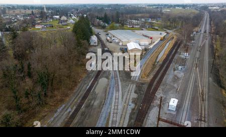 Una veduta aerea di un nuovo cantiere di trasporto ferroviario in costruzione, in un giorno degli inverni Foto Stock