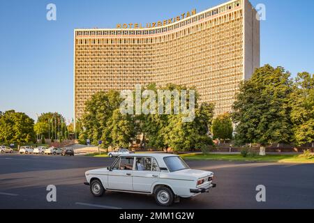 Hotel Uzbekistan, architettura modernista sovietica, edificio a Tashkent, Uzbekistan. Foto Stock