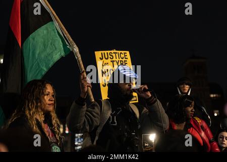 New York, Stati Uniti. 28th Jan, 2023. Gli attivisti si riuniscono a Washington Square per protestare contro la brutalità della polizia dopo l'assassinio di Tiro Nichols a Memphis. Cinque poliziotti lo hanno picchiato a una fermata del traffico. I filmati delle telecamere sono stati pubblicati al pubblico e hanno suscitato condanna e proteste a livello nazionale. (Foto di Lev Radin/Pacific Press) Credit: Pacific Press Media Production Corp./Alamy Live News Foto Stock