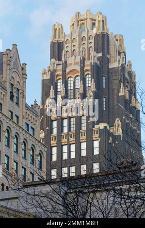 Il Bryant Park Hotel, originariamente American Radiator/American Standard Building, e' un hotel nero e oro che sovrasta West 40th Street nel centro di Manhattan. Foto Stock