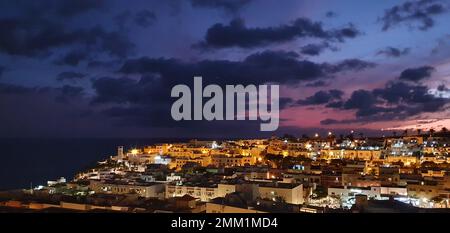 Vista notturna con tramonto sulla città di Morro Jable Fuerteventura Foto Stock