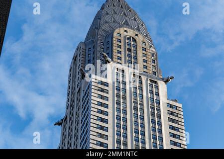 New York: I gargoyles di Eagle segnano la battuta d'arresto del Chrysler Building al 61st° piano, alla base dell'iconica guglia in acciaio inossidabile con punta ad ago. Foto Stock