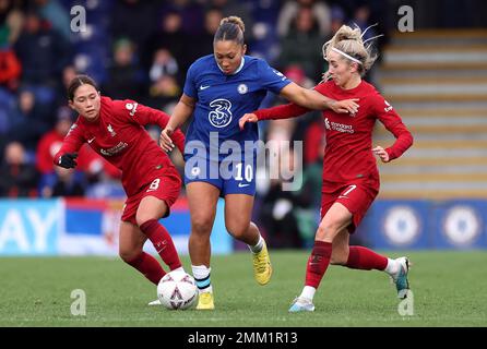 Lauren James di Chelsea tiene fuori il Fuka Nagano di Liverpool (a sinistra) e Missy Bo Kearns (a destra) durante la partita di fa Cup della Vitality Women's a Kingsmeadow, Londra. Data immagine: Domenica 29 gennaio 2023. Foto Stock