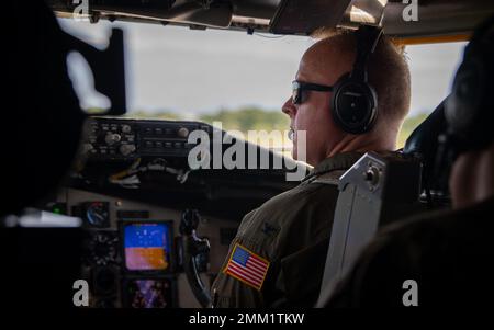 Il colonnello Adam Bingham, comandante del 6th Air Refueling Wing, pilota un aereo KC-135 Stratotanker per la prima volta alla MacDill Air Force base, Florida, 13 settembre 2022. Bingham ha recentemente preso il comando della 6th ARW dopo aver precedentemente servito come comandante del 47th Operations Group presso Laughlin Air Force base, Texas. 6th Air Refueling Wing, 91st Air Refueling Squadron, Air Mobility Command, Fuel the Fight, KC-135 Stratotanker, Foto Stock