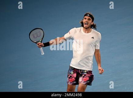 Melbourne, Australia. 29th Jan, 2023. Stefanos Tsitsipas di Grecia reagisce durante la partita finale maschile tra Novak Djokovic di Serbia e Stefanos Tsitsipas di Grecia al torneo di tennis Australian Open, a Melbourne, Australia, 29 gennaio 2023. Credit: Guo Lei/Xinhua/Alamy Live News Foto Stock