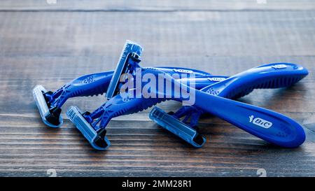 NORWALK, CT, USA - 27 GENNAIO 2023: Lame per rasatura BIC Comfort 3 con tre lame su fondo in legno Foto Stock