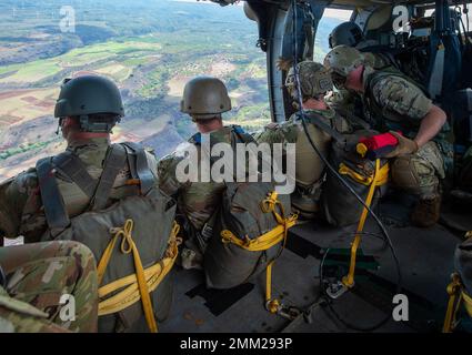 CASERMA DI SCHOFIELD, Hawaii (13 settembre 2022) Stati Uniti I membri del team Special Operations Command Pacific si preparano ad eseguire una caduta statica in volo sopra una zona di caduta designata presso Schofield Barracks, Oahu, Hawaii, 13 settembre 2022. STATI UNITI Le forze operative speciali mantengono la competenza nel completare la linea statica e i salti aerei in caduta libera ad alta quota. SOCPAC funge da componente funzionale per tutte le missioni operative speciali implementate in tutta la regione dell'Inso-Pacifico. Foto Stock