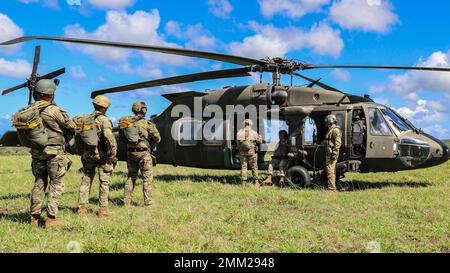 CASERMA DI SCHOFIELD, Hawaii (13 settembre 2022) Stati Uniti I membri del team Special Operations Command Pacific si preparano ad eseguire una caduta statica in volo sopra una zona di caduta designata presso Schofield Barracks, Oahu, Hawaii, 13 settembre 2022. STATI UNITI Le forze operative speciali mantengono la competenza nel completare la linea statica e i salti aerei in caduta libera ad alta quota. SOCPAC funge da componente funzionale per tutte le missioni operative speciali implementate in tutta la regione dell'Inso-Pacifico. Foto Stock