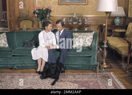 L'impegno tra il re Carl Gustaf e Silvia Renate Sommerlath è stato annunciato il 12 marzo 1976 al Palazzo reale. Il Re e Silvia sul divano verde di fidanzamento nel pavimento di Sibilla al Palazzo reale di Stoccolma il 13 marzo 1976, dove incontrano i media svedesi. Foto Stock