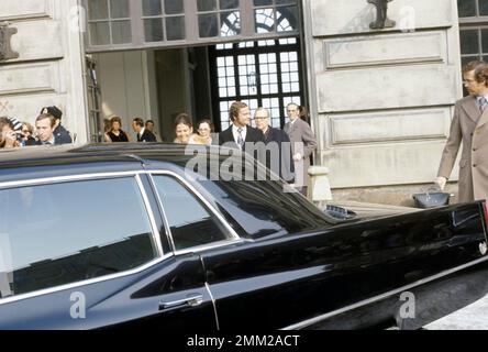 L'impegno tra il re Carl Gustaf e Silvia Renate Sommerlath è stato annunciato il 12 marzo 1976 al Palazzo reale. Il Re e Silvia sul divano verde di fidanzamento nel pavimento di Sibilla al Palazzo reale di Stoccolma il 13 marzo 1976, dove incontrano i media svedesi. Foto Stock