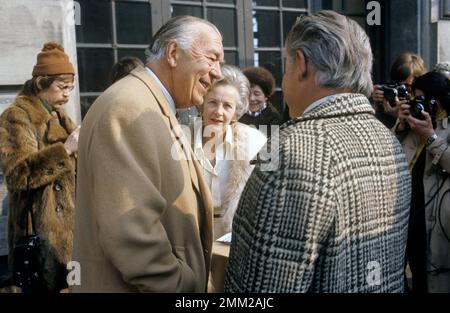 L'impegno tra il re Carl Gustaf e Silvia Renate Sommerlath è stato annunciato il 12 marzo 1976 al Palazzo reale. Il Re e Silvia sul divano verde di fidanzamento nel pavimento di Sibilla al Palazzo reale di Stoccolma il 13 marzo 1976, dove incontrano i media svedesi. Il principe Bertil arriva per l'evento. Foto Stock