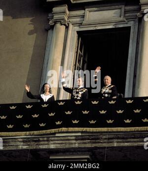 Carl XVI Gustaf, re di Svezia. Nato il 30 aprile 1946. Mercoledì 19 settembre 1973, il nuovo re giurò il giuramento reale davanti al governo nella camera del consiglio. Comparve poi davanti al Riksdag, al corpo diplomatico e alla Corte nel Rikssalen al Palazzo reale. Lì, secondo la tradizione, diede un discorso commemorativo per il monarca deceduto. Il Consiglio e la cerimonia del Rikssalen sono stati trasmessi in diretta in TV. Più di 25.000 persone si erano riunite a Norrbro per rendere omaggio e ricevere il nuovo reggente, Carl XVI Gustaf. Il re adottò "per la Svezia - nel tempo" come l'electio Foto Stock