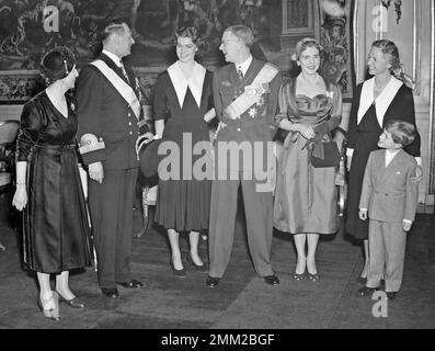 Re Gustav VI Adolf di Svezia Regina Luisa di Svezia Re Federico IX di Danimarca Regina Ingrid di Danimarca Principessa Sibylla di Svezia Principessa Margaretha di Svezia Principe ereditario Carlo il XVI Gustaf 1954 Foto Stock