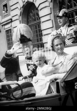 Carl XVI Gustaf, re di Svezia. Nato il 30 aprile 1946. Raffigurato con suo nonno re Gustaf V e sua madre principessa Sibylla durante la celebrazione del 90th° compleanno del re Gustaf V giugno 16 1948. Foto Stock