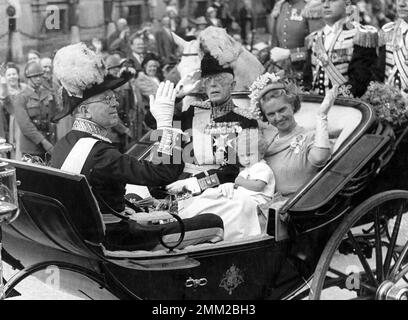 Carl XVI Gustaf, re di Svezia. Nato il 30 aprile 1946. Raffigurato con suo nonno re Gustaf V e sua madre principessa Sibylla durante la celebrazione del 90th° compleanno del re Gustaf V giugno 16 1948. Sulla sinistra, il principe della corona Gustaf Adolf. Foto Stock