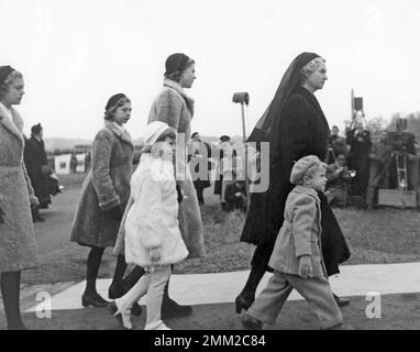 Carl XVI Gustaf, re di Svezia. Nato il 30 aprile 1946. Raffigurato con sua madre Sibylla e le sue sorelle, da sinistra; Birgitta, Desiree, Birgitta tenendo la mano di Christinas. 1950 Foto Stock