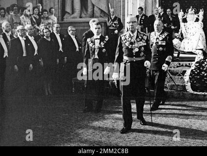 Re Gustaf VI Adolf di Svezia all'apertura cerimoniale del parlamento svedese. Re Gustaf VI Adolf con il principe della corona Carl XVI Gustaf a sinistra, il figlio del re principe Bertil a destra. 11 gennaio 1966. Foto Stock