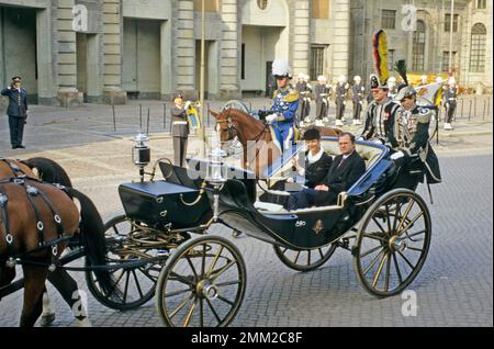 Il re Carlo XVI Gustaf e la regina Silvia Renate Sommerlath hanno raffigurato in una carrozza aperta durante il loro viaggio per assistere all'apertura formale del parlamento svedese. Gennaio 1985. Foto Stock