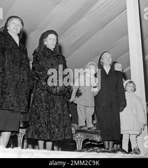 Carl XVI Gustaf, re di Svezia. Nato il 30 aprile 1946. Nella foto con sua madre Sibylla e le sorelle Christina e Birgitta. Regina Louise secondo da sinistra. Foto Stock