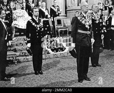 Re Gustaf VI Adolf di Svezia all'apertura cerimoniale del parlamento svedese. Re Gustaf VI Adolf con il principe della corona Carl XVI Gustaf a sinistra, il figlio del re principe Bertil a destra. 11 gennaio 1966. Il primo ministro Olof Palme, all'estrema sinistra. Foto Stock