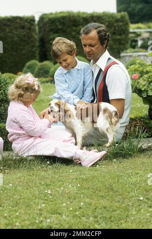 Carl XVI Gustaf, re di Svezia. Nato il 30 aprile 1946. Il re Carlo XVI con la principessa Madeleine e il principe Carl Philip, nel parco della loro residenza estiva Solliden sull'isola Öland 1985. Foto Stock