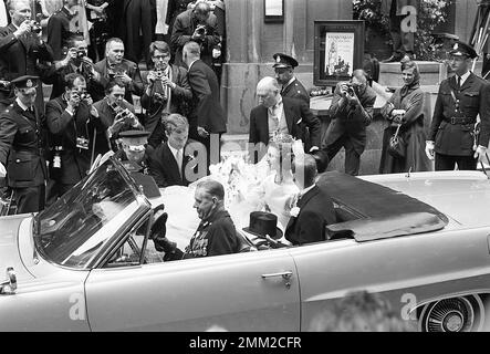 Carl XVI Gustaf, re di Svezia. Nato il 30 aprile 1946. Nella foto mentre era principe della corona. La partecipazione al matrimonio tra la principessa Désirée di Svezia sposa il barone Niclas Silfverschiöld giugno 1964 a Storkyrkan a Stoccolma. Piccolo fratello attuale re Carl Gustav è visto aiutare con il suo abito da sposa in modo che non mi viene catturato a metà strada fuori nella porta dell'auto. rif BV23 Foto Stock