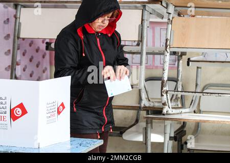 Le Bardo, Tunisia. 29th Jan, 2023. Elettore con il suo voto a Bardo, Tunisi, Tunisia, il 29 gennaio 2023. Il secondo turno di elezioni per il Parlamento tunisino è iniziato domenica in mezzo a una nazione divisa. (Foto di Mohamed KRIT/ Credit: Sipa USA/Alamy Live News Foto Stock