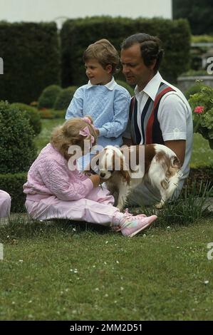 Carl XVI Gustaf, re di Svezia. Nato il 30 aprile 1946. Il re Carlo XVI con la principessa Madeleine e il principe Carl Philip, nel parco della loro residenza estiva Solliden sull'isola Öland 1985. Foto Stock