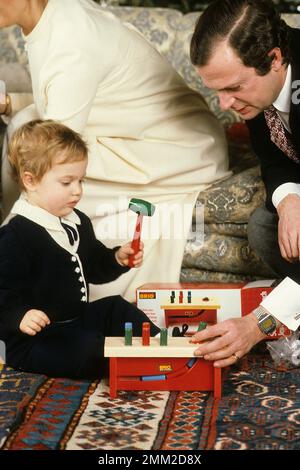 Carl XVI Gustaf, re di Svezia. Nato il 30 aprile 1946. Foto con il figlio principe Carl Philip in una foto di natale del 1981 dicembre. Foto Stock