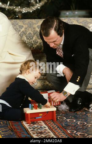 Carl XVI Gustaf, re di Svezia. Nato il 30 aprile 1946. Foto con il figlio principe Carl Philip in una foto di natale del 1981 dicembre. Foto Stock