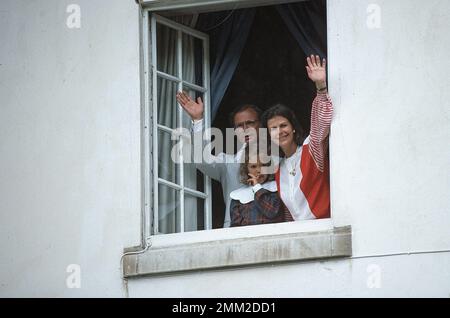 Carl XVI Gustaf, re di Svezia. Nato il 30 aprile 1946. Il re Carlo XVI Gustaf, regina Silvia con la principessa della corona Victoria, 14 luglio 1984 Foto Stock