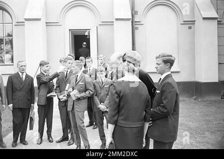 Carl XVI Gustaf, re di Svezia. Nato il 30 aprile 1946. Foto scattata in relazione alla sua conferma il 21 luglio 1962 alla chiesa di Borgholms sull'isola di Öland. La famiglia reale svedese partecipa alla cerimonia qui il principe ereditario madre principessa Sibylla e re Gustaf VI Adolf. rif SC1020 Foto Stock