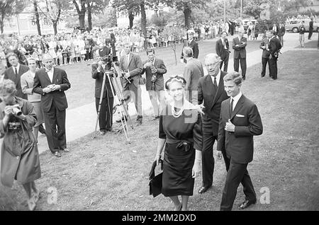 Carl XVI Gustaf, re di Svezia. Nato il 30 aprile 1946. Foto scattata in relazione alla sua conferma il 21 luglio 1962 alla chiesa di Borgholms sull'isola di Öland. La famiglia reale svedese partecipa alla cerimonia qui il principe ereditario madre principessa Sibylla e re Gustaf VI Adolf. Foto Stock