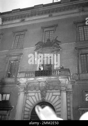 Re Gustaf VI Adolf al tempo di lui succede al padre Gustav V sul trono. Raffigurato sul balcone del castello reale di Stoccolma insieme alla principessa Sibilla e al principe Carlo XVI Gustaf e alla regina Luisa. 30 ottobre 1950. Foto Stock