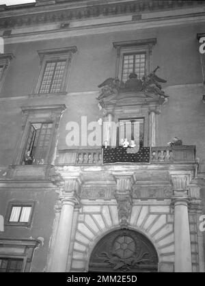 Re Gustaf VI Adolf al tempo di lui succede al padre Gustav V sul trono. Raffigurato sul balcone del castello reale di Stoccolma insieme alla principessa Sibilla e al principe Carlo XVI Gustaf e alla regina Luisa. 30 ottobre 1950. Foto Stock