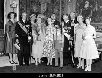 Carl XVI Gustaf, re di Svezia. Nato il 30 aprile 1946. Foto di fronte in una foto di gruppo scattata durante la visita della Regina Giuliana degli Hollands in Svezia 1957. Da sinistra Principessa Margaretha, Re Gustav VI Adolf, Principessa Birgitta, Regina Giuliana, Regina Luisa di Svezia, Principe Bertil di Svezia, Principe Bernardo d'Olanda, Principe Guglielmo di Svezia, Principessa Sibylla di Svezia, Principessa Desirea di Svezia. Foto Stock
