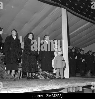 Carl XVI Gustaf, re di Svezia. Nato il 30 aprile 1946. Nella foto con sua madre Sibylla e le sorelle Christina e Birgitta. Regina Louise secondo da sinistra. 31 ottobre 1950 Foto Stock
