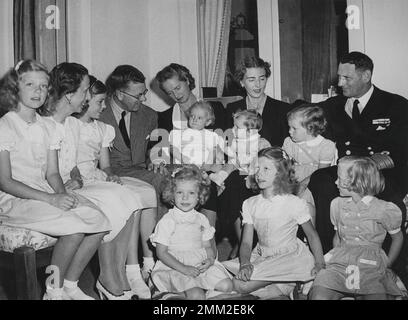 Carl XVI Gustaf, re di Svezia. Nato il 30 aprile 1946. Nel giro di sua madre principessa Sibyllas. Principi e principesse danesi e svedesi al castello di Sofiero nel 1947. Da sinistra, principessa Birgitta, principessa della Corona Louise, principessa Margaretha, principe ereditario Gustaf Adolf, principessa Sibylla con il figlio principe Carl-Gustaf in grembo. Regina Ingrid di Danimarca con le principesse Anne-Marie, Benedikte e Christina, Desirée e attuale regina Margrethe. All'estrema destra, re Frederik IX di Danimarca. L'anno è il 1947 e lo stesso anno, il 26 gennaio, il principe ereditario Gustaf Adolf morì in un incidente aereo. È possibile Foto Stock