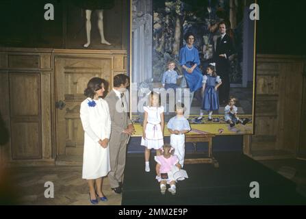 Carl XVI Gustaf, re di Svezia. Nato il 30 aprile 1946. Il re Carlo XVI Gustaf, la regina Silvia i loro figli, la principessa Madeleine, la principessa della corona Victoria, il principe Carl Philip, di fronte a un dipinto di John-Erik Franzén Gripsholms castello 1985 Foto Stock