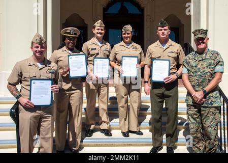 L'ultima coorte di Naval Information Warfare Center (NIWC) Pacific Fellows, da sinistra il Lt. Matthew Coleman, il Lt. Ashley Dodd, il Lt. Jacob Dwyer, il Lt. CMdR. Ryan Helm, sono raffigurati con il direttore dell'Istituto Naval Warfare Studies Institute, Marine Corps col. Randy Pugh, sui gradini della Herrmann Hall di NPS. Foto Stock