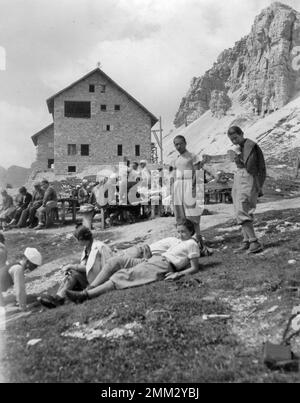 Il rifugio delle tre Cime di Lavaredo nel 1934 Foto Stock